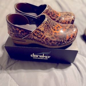 Women’s dansko clogs